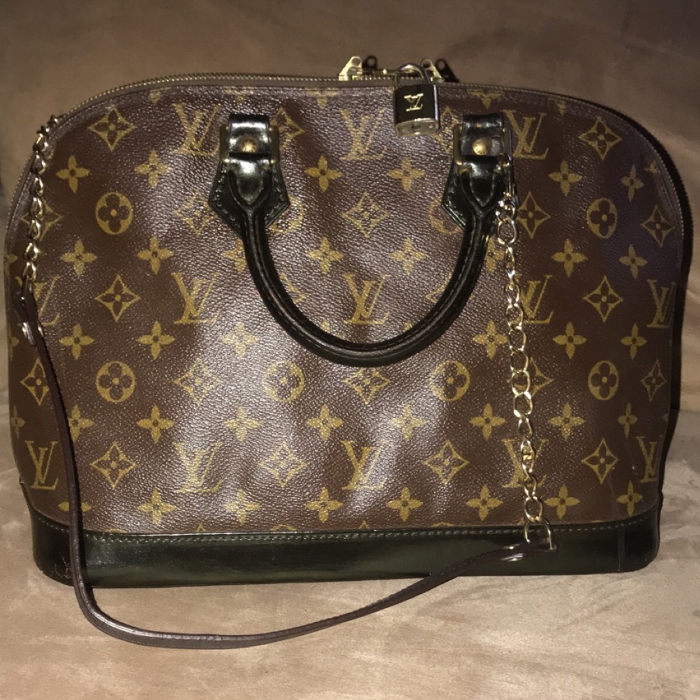 AUTHENTIC Louis Vuitton Alma bag.